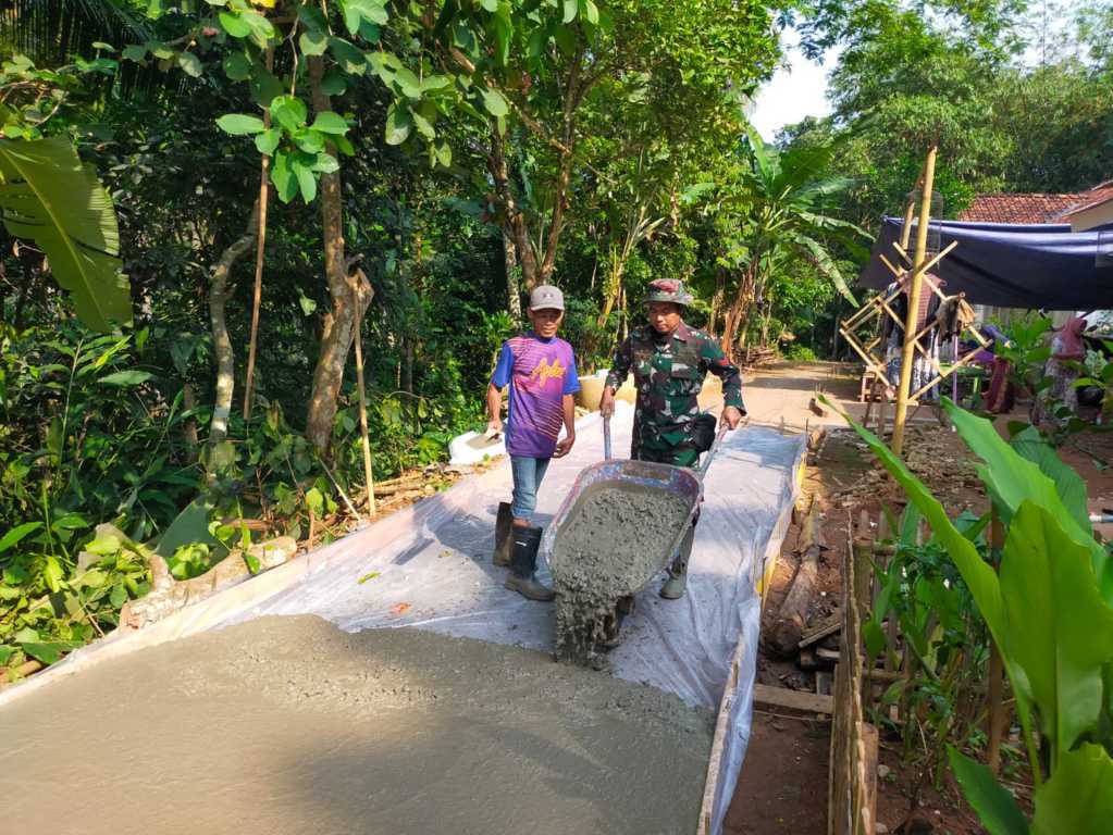 Tak Kenal Lelah, Babinsa Girimukti Turut Cor Jalan Demi Kepentingan Warga